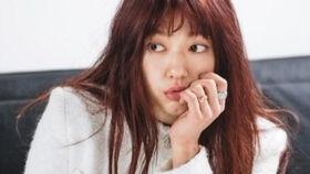 男生亲女生脸视频,男生深情亲女生脸颊,温馨画面引网友热议